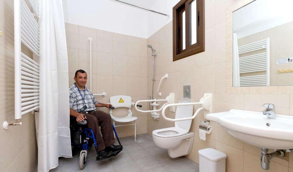 Санаторий инвалидам краснодарский край. Санузел для инвалидов в гостинице. Квартира для инвалида. Номер для инвалидов в гостинице. Туалет для людей с ограниченными возможностями.