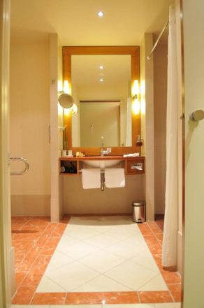 Bathroom – wheelchair accessible Hotel Berlin Friedrichstrasse