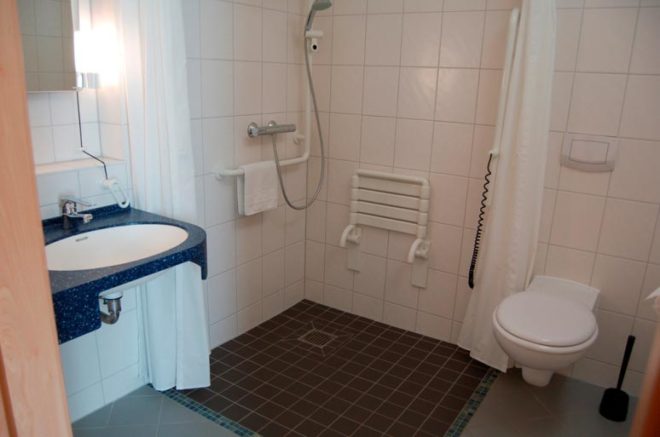 Bath room – wheelchair accessible Hotel of Integration Berlin Karlshorst